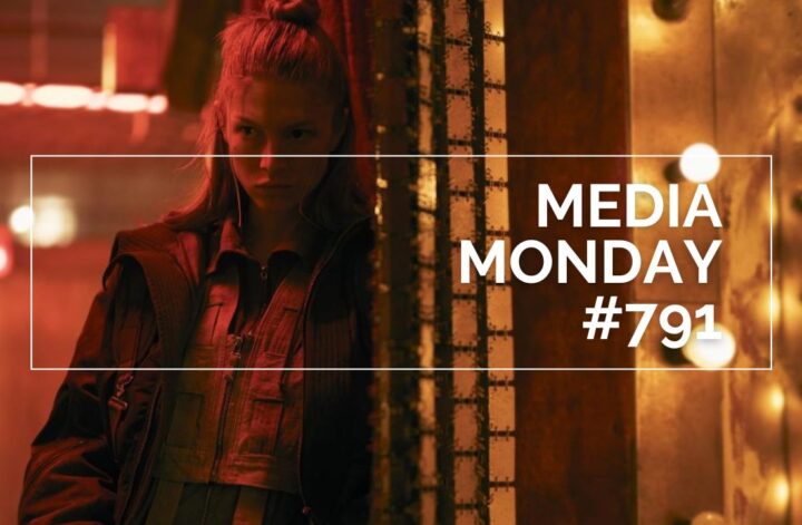 Hunter Schafer steht in einer warm ausgeleuchteten, leicht industriellen Umgebung; sie trägt eine mehrlagige Jacke und blickt seitlich in den Raum, während hinter ihr eine Reihe leuchtender Glühbirnen eine dramatische Atmosphäre erzeugt. Im Bild ist ein weißer Rahmen mit der Aufschrift „MEDIA MONDAY #791“ zu sehen; die Szene stammt aus der Serie Blade Runner 2099.