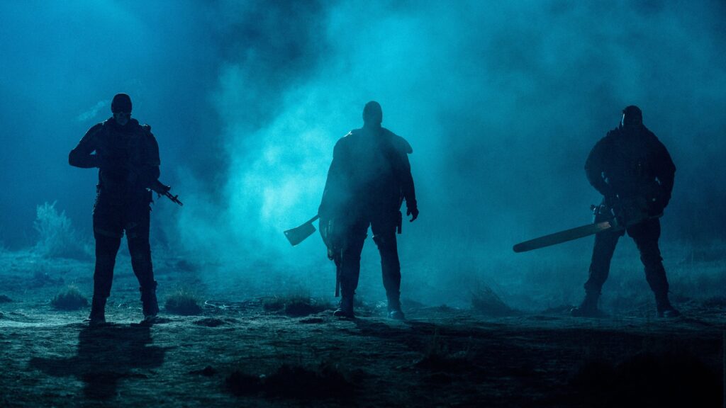 Die drei Supersoldaten stehen bedrohlich im Dämmerlicht mit den Waffen ihrer Wahl — Onslaught | 2026 © Plaion Pictures | A24