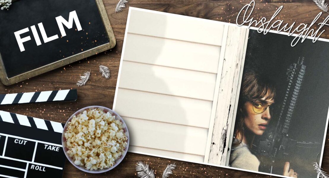 Ein filmisches Flatlay auf einer Holzoberfläche mit einer Tafel, auf der FILM steht, einer schwarzweißen Klappe, einer Schale Popcorn und einem geöffneten Magazin. Auf der rechten Seite zeigt das Magazin ein Foto einer Person mit gelb getönten Brillen, die hinter einer weißen Wand ein großes Gewehr hält. Darüber steht der Schriftzug Onslaught. Weiße Federn liegen dekorativ über der Szene verteilt.