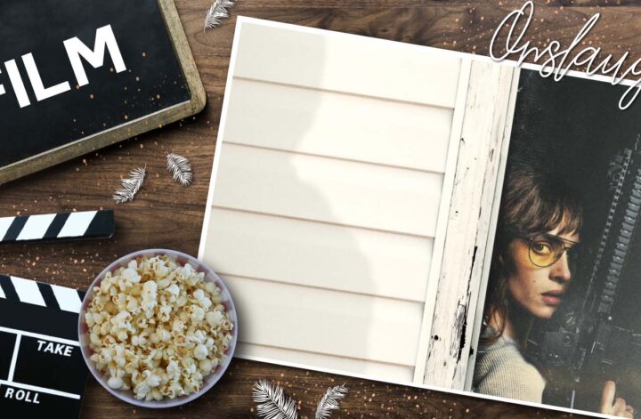 Ein filmisches Flatlay auf einer Holzoberfläche mit einer Tafel, auf der FILM steht, einer schwarzweißen Klappe, einer Schale Popcorn und einem geöffneten Magazin. Auf der rechten Seite zeigt das Magazin ein Foto einer Person mit gelb getönten Brillen, die hinter einer weißen Wand ein großes Gewehr hält. Darüber steht der Schriftzug Onslaught. Weiße Federn liegen dekorativ über der Szene verteilt.