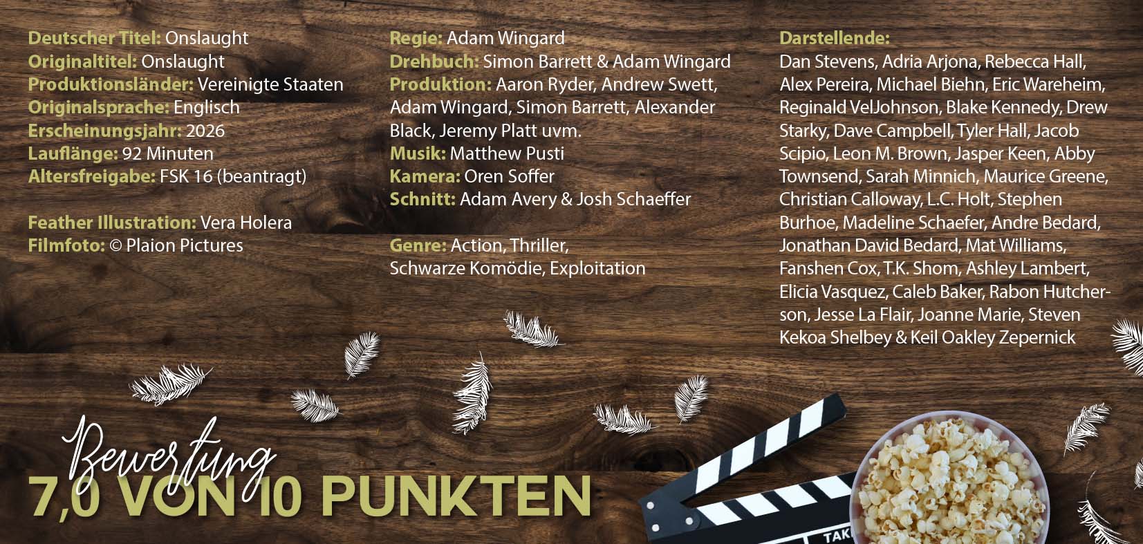Ein Informationsblatt zum Film Onslaught auf einer Holzoberfläche, dekoriert mit weißen Federn, einer Popcornschale und einer Filmklappe. Der Text listet Titel, Produktionsland, Sprache, Erscheinungsjahr, Laufzeit, Altersfreigabe, kreative Mitwirkende wie Regie, Drehbuch, Produktion, Musik, Kamera und Schnitt sowie das Genre auf. Darunter folgt eine lange Besetzungsliste und eine Bewertung von 7,0 von 10 Punkten.