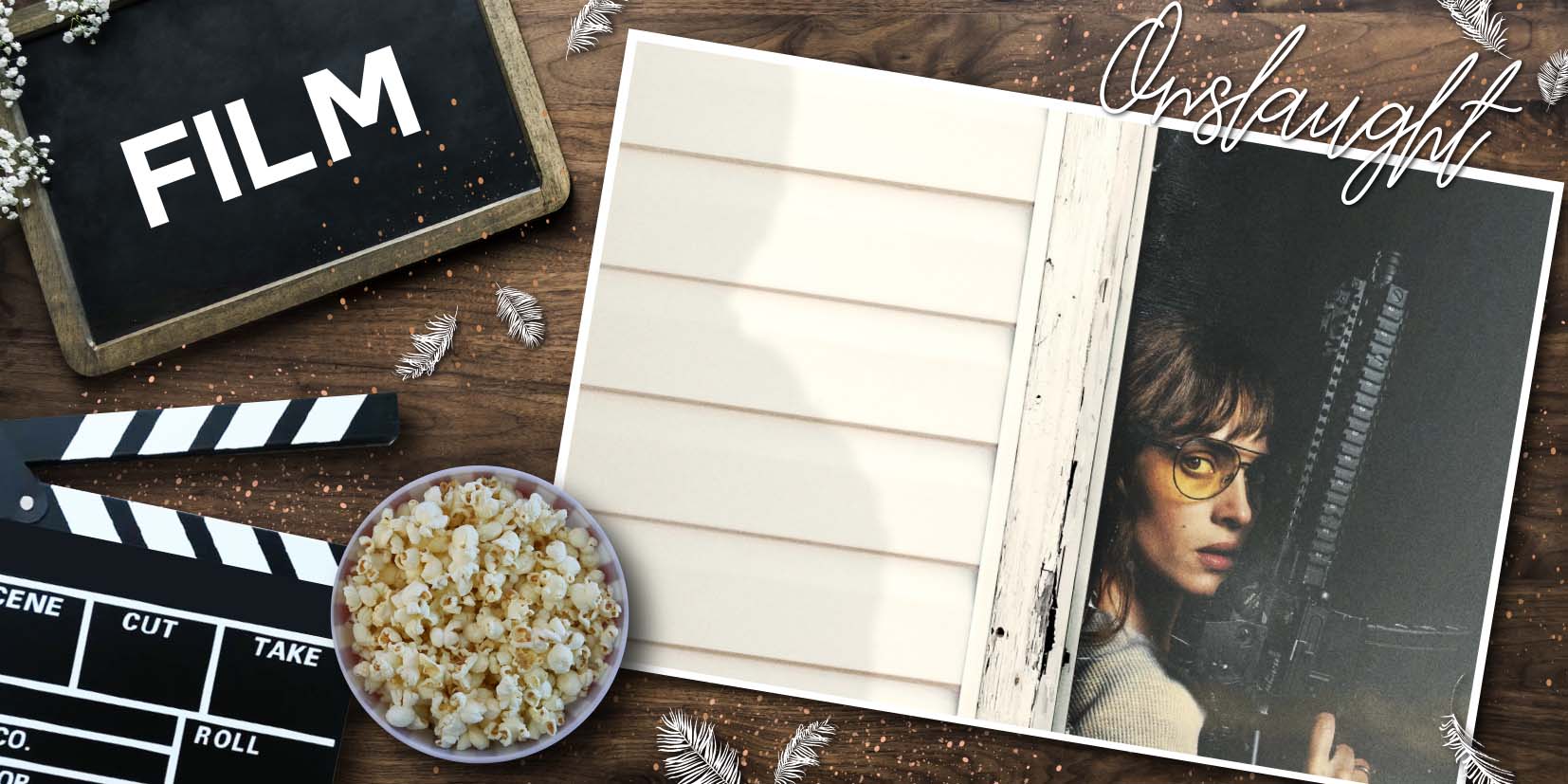 Ein filmisches Flatlay auf einer Holzoberfläche mit einer Tafel, auf der FILM steht, einer schwarzweißen Klappe, einer Schale Popcorn und einem geöffneten Magazin. Auf der rechten Seite zeigt das Magazin ein Foto einer Person mit gelb getönten Brillen, die hinter einer weißen Wand ein großes Gewehr hält. Darüber steht der Schriftzug Onslaught. Weiße Federn liegen dekorativ über der Szene verteilt.