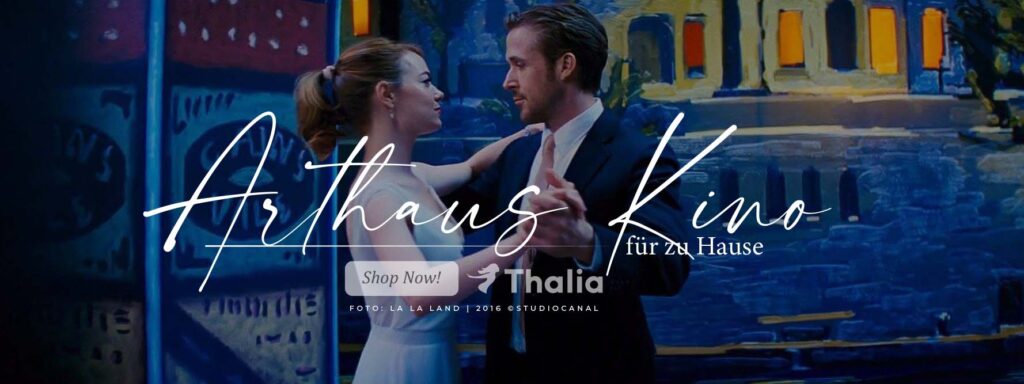 Emma Stone als Mia Dolan und Ryan Gosling als Sebastian Wilder tanzen eng beieinander vor einem farbenfrohen, gemalten Stadtpanorama. Über dem Bild liegt ein Werbeoverlay mit den Texten „Arthaus Kino für zu Hause“, „Shop Now!“ und „Thalia“. Unten steht der Bildnachweis „Foto: La La Land | 2016 ©STUDIOCANAL“.