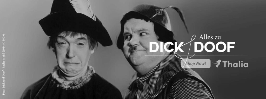 Werbefoto aus Dick und Doof – Rache ist süß (1934), das Laurel und Hardy in mittelalterlich anmutenden Kostümen zeigt. Laurel trägt eine Federkappe und wirkt niedergeschlagen, während Hardy ihn mit einem leichten, spöttischen Blick ansieht. Auf dem Bild steht der Text „Alles zu DICK & DOOF“, darunter „Shop Now!“ und „Thalia“. Links am Rand befindet sich der vertikale Hinweis „Foto: Dick und Doof – Rache ist süß (1934) © MGM“. Die Aufnahme ist ein klassisches Publicity‑Motiv des Comedy‑Duos Laurel und Hardy.
