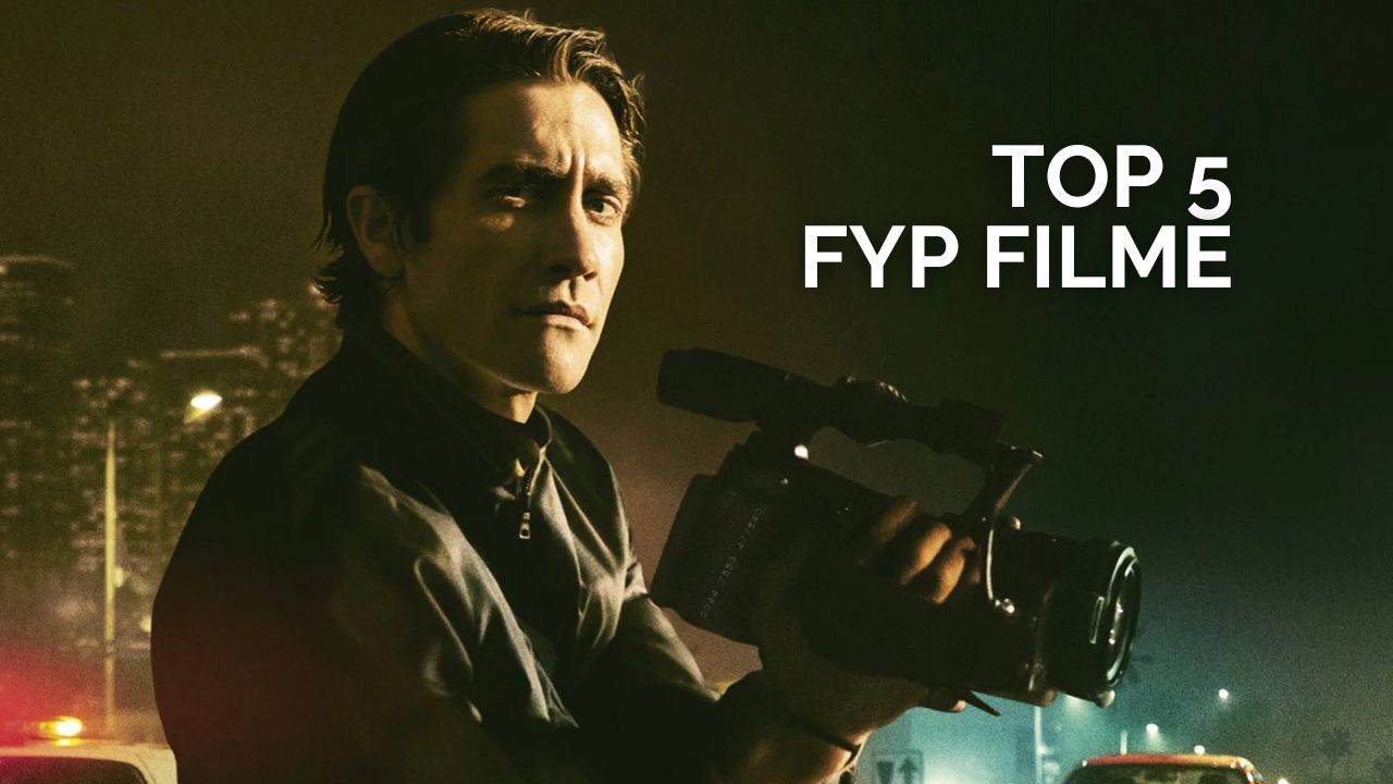 Jake Gyllenhaal als Lou Bloom aus Nightcrawler, wie er nachts in einer urbanen Umgebung mit einer professionellen Kamera filmt. Er trägt dunkle Kleidung, steht vor unscharfen Stadtlichtern und Autos, während über dem Bild der Schriftzug „TOP 5 FYP FILME“ zu sehen ist, der auf eine Ranking‑Rubrik zu Kurzvideo‑entdeckten Filmen verweist.
