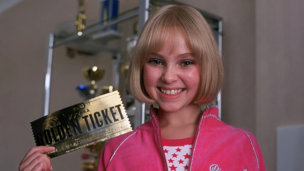 Violet Beauregarde präsentiert stolz ihr Goldenes Ticket in „Charlie und die Schokoladenfabrik“.