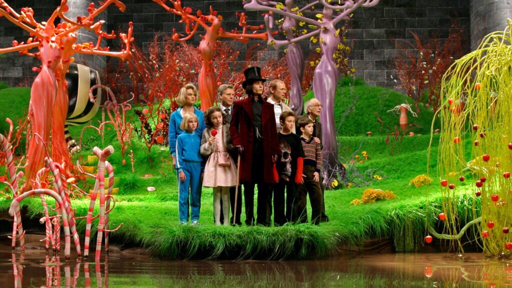 Willy Wonka führt die Gewinner des Goldenen Tickets durch die farbenprächtige Schokoladenfabrik. | Die 5 besten Filme mit Horror-Potential
