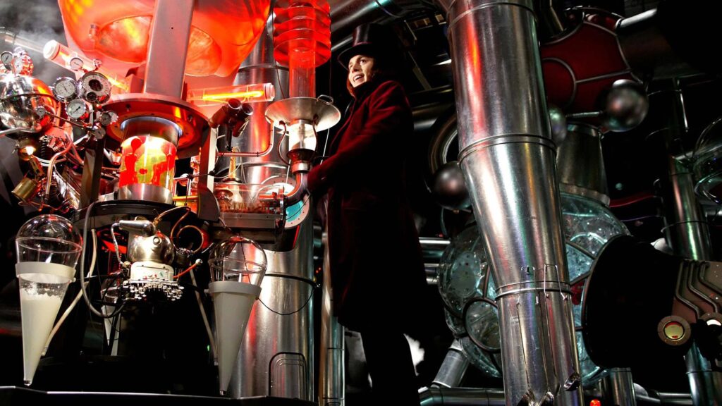 Willy Wonka zwischen den bizarren Maschinen seiner Schokoladenfabrik in „Charlie und die Schokoladenfabrik“. | Die 5 besten Filme mit Horror-Potential