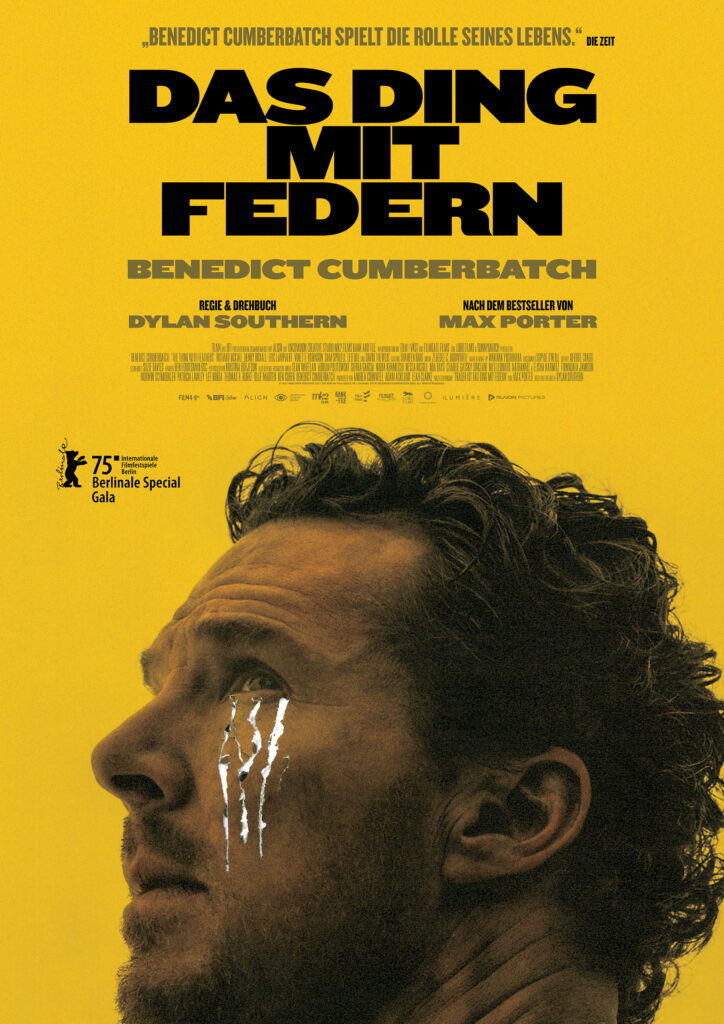 Filmplakat zu Das Ding mit Federn auf leuchtend gelbem Hintergrund. Im oberen Bereich steht der Filmtitel in großen schwarzen Blockbuchstaben. Darunter sind die Namen von Benedict Cumberbatch, Regisseur und Drehbuchautor Dylan Southern sowie ein Hinweis auf die Romanvorlage von Max Porter zu lesen. Der untere Teil des Plakats zeigt eine großformatige Seitenansicht eines Gesichts. Auf der Wange befinden sich drei weiße, kratzartige Spuren, die an Federn oder Krallenabdrücke erinnern. Links ist das Logo der Berlinale Special Gala zu sehen. Die Gestaltung setzt auf starke Kontraste zwischen Gelb, Schwarz und den weißen Markierungen.