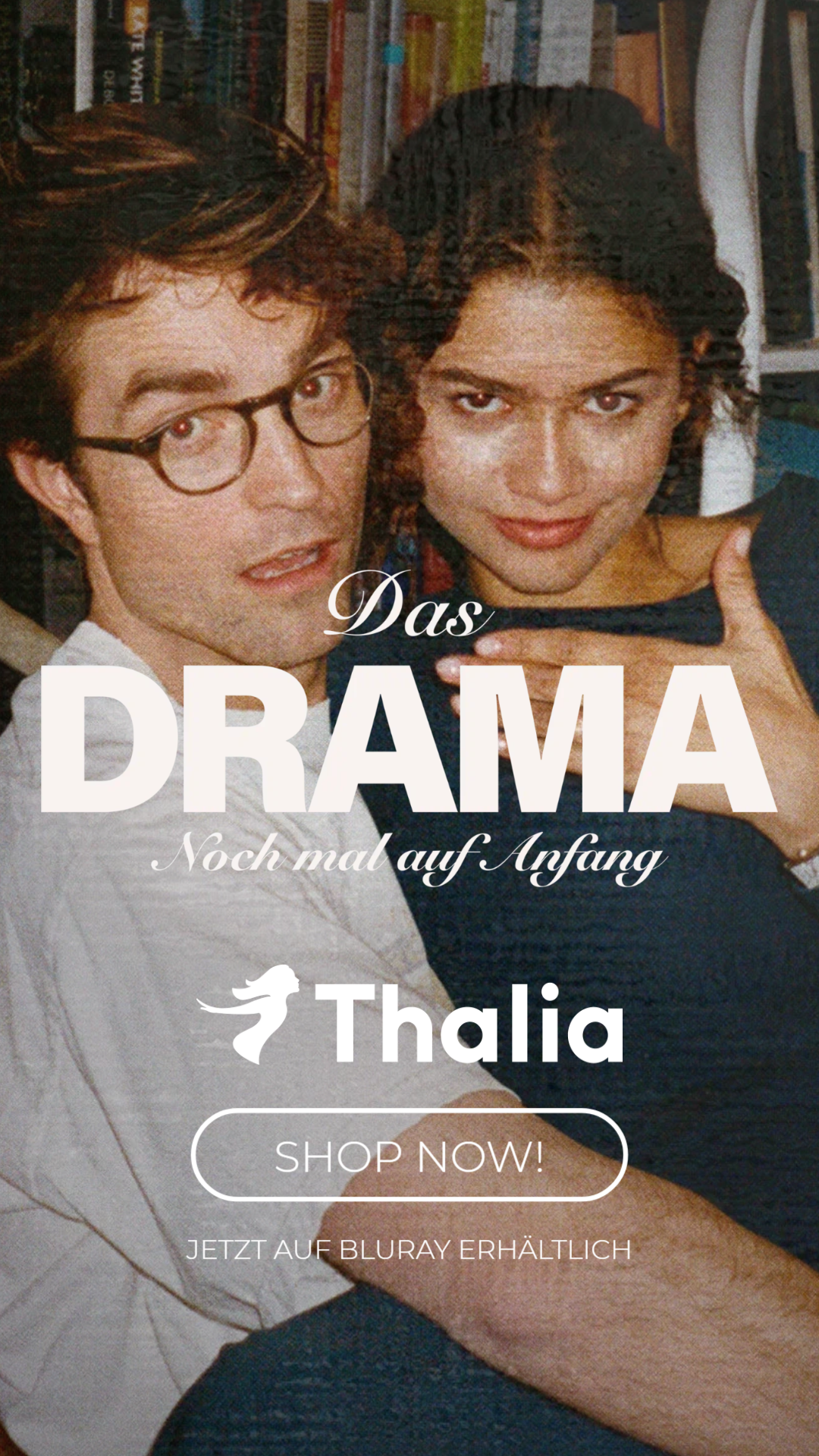 Im Vordergrund sitzen Robert Pattinson (links) und Zendaya (rechts) eng beieinander. In dem Film "Das Drama" spielen sie das Paar Charlie Thompson und Emma Harwood. Beide blicken direkt in die Kamera. Über dem Bild steht in großen, weißen Buchstaben das Wort 'DRAMA', darüber kleiner 'Das', darunter 'Noch mal auf Anfang'. Unten ist das Thalia-Logo mit einem Vogelmotiv und der Schriftzug 'SHOP NOW!'. Darunter steht: 'JETZT AUF BLURAY ERHÄLTLICH'.