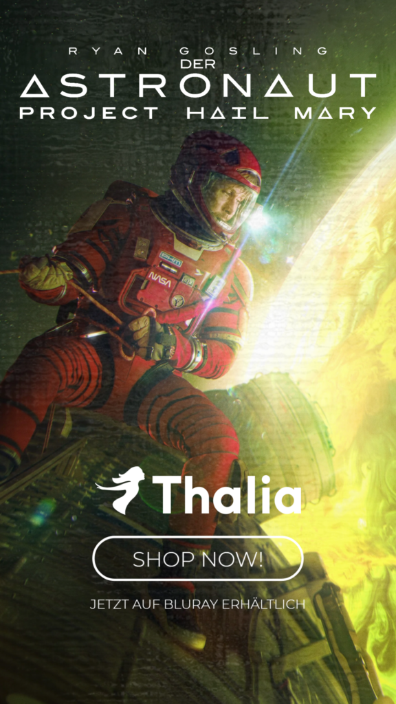 Werbegrafik für die Blu-ray von Der Astronaut: Project Hail Mary. Im Zentrum schwebt eine Person in einem roten Raumanzug neben einer Raumstation oder technischen Konstruktion im All. Rechts strahlt ein helles, grünlich-gelbes Licht von einem Planeten oder einer Sternenerscheinung. Im oberen Bereich stehen der Name Ryan Gosling sowie der Filmtitel. Im unteren Bereich sind das Thalia-Logo, die Aufforderung „Shop Now!“ und der Hinweis „Jetzt auf Blu-ray erhältlich“ zu sehen. Die Darstellung nutzt starke Kontraste aus dunklen Weltraumtönen und leuchtenden Lichtquellen und vermittelt eine futuristische Science-Fiction-Atmosphäre.