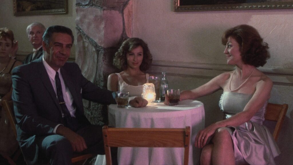 Baby sitzt mit ihren Eltern bei einer Abendveranstaltung im Ferienresort in „Dirty Dancing“.