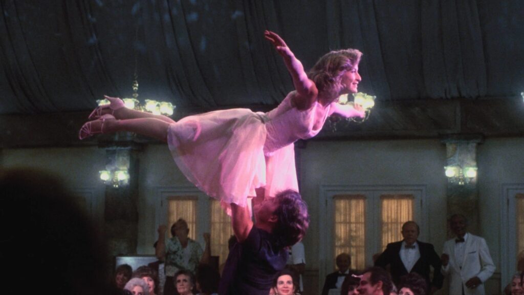 Johnny hebt Baby bei ihrem berühmten Abschlusstanz in „Dirty Dancing“ in die Luft. | Die 5 besten Filme mit Horror-Potential