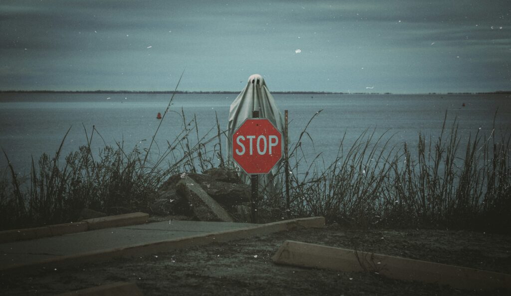 Das Bild zeigt ein Gespenst an einem See. Vor ihm ist ein rotes Stoppschild | Media Monday #795
