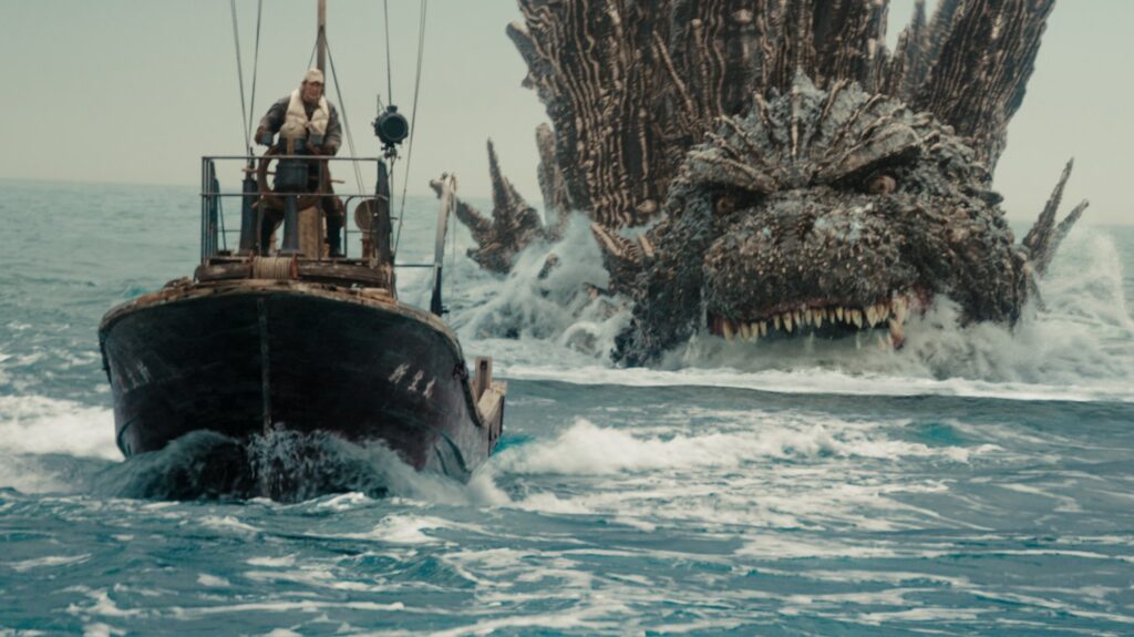 Auf dem Bild ist zu sehen wie ein kleines Boot von Godzilla auf dem Meer gejagt wird. | Die 5 besten Remakes