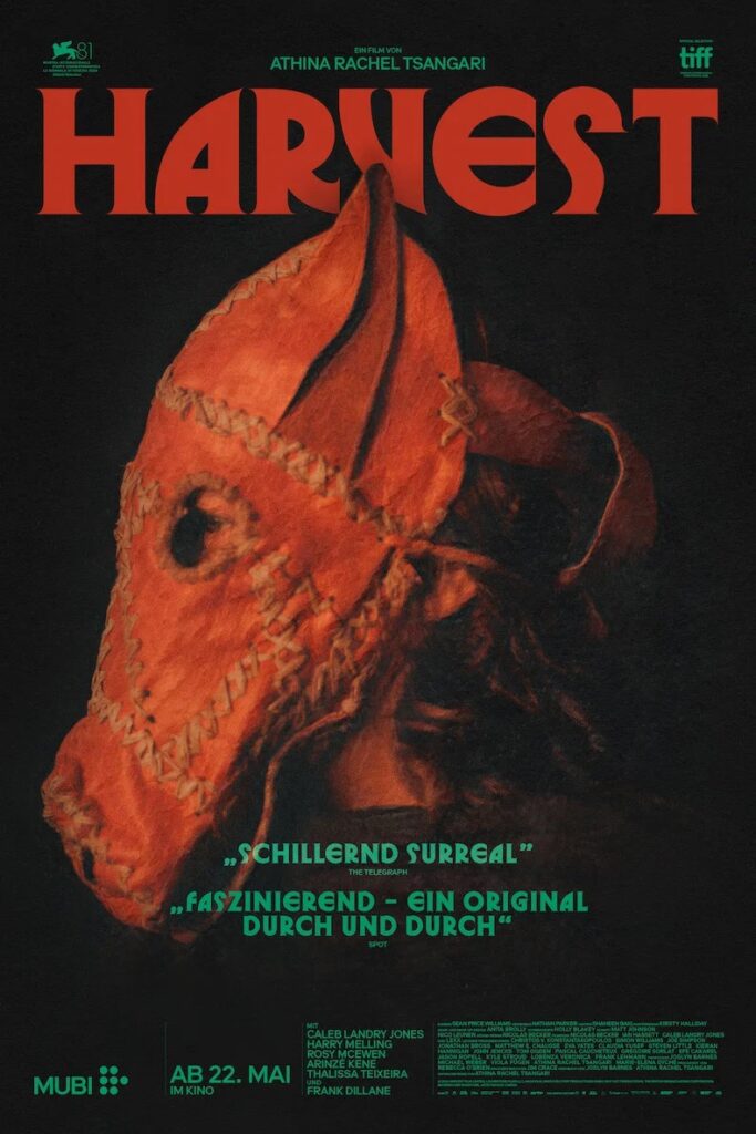 Poster zum Film „Harvest“: Eine Person trägt eine grob genähte, rötlich‑braune Pferdemaske mit sichtbaren Nähten vor dunklem Hintergrund; darüber stehen Filmtitel, Regieangabe, Kritikerzitate sowie die Namen des Ensembles und der Kinostart.