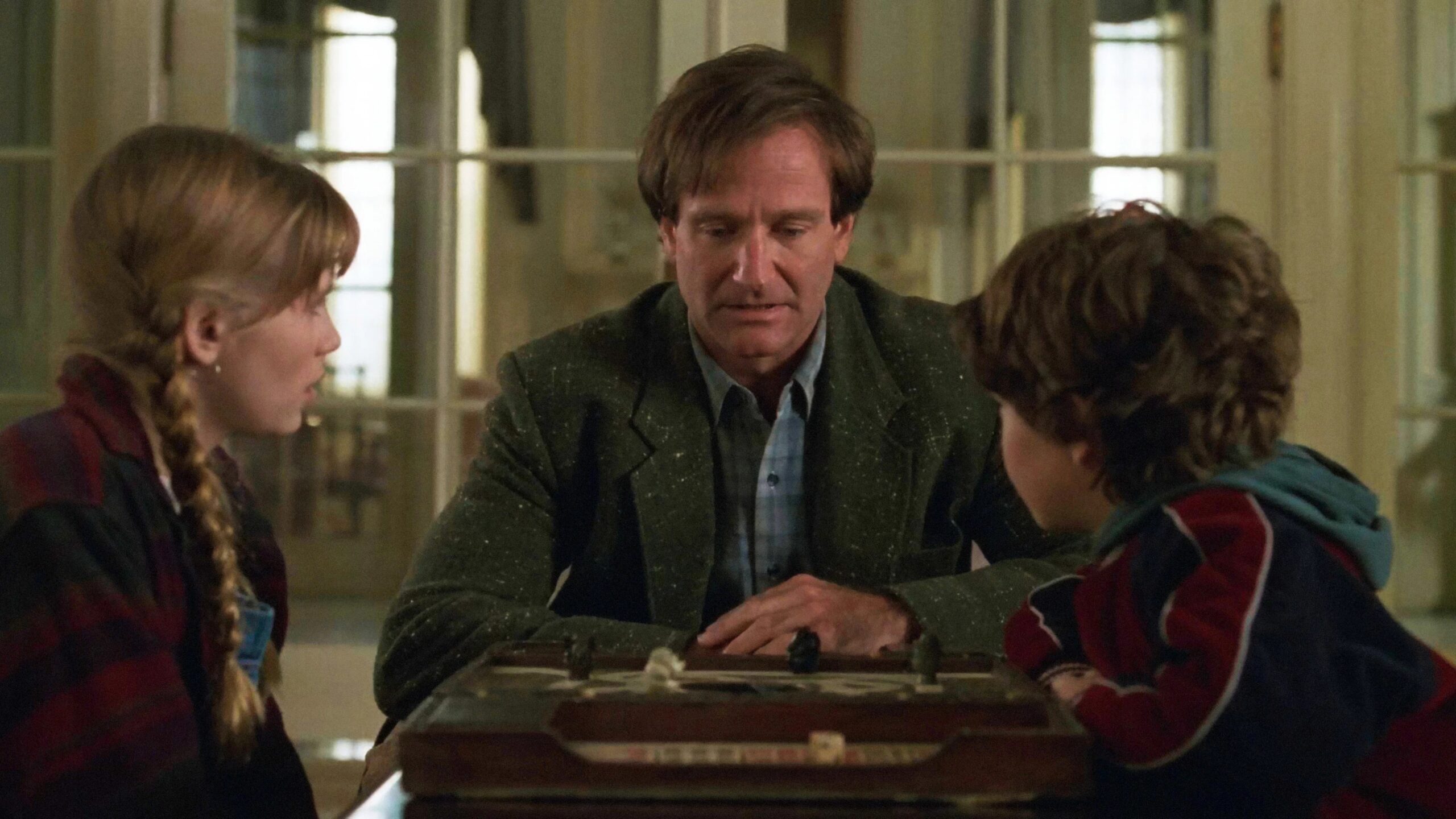 Alan Parrish spielt gemeinsam mit Judy und Peter das geheimnisvolle Brettspiel Jumanji. | Die 5 besten Filme mit Horror-Potential