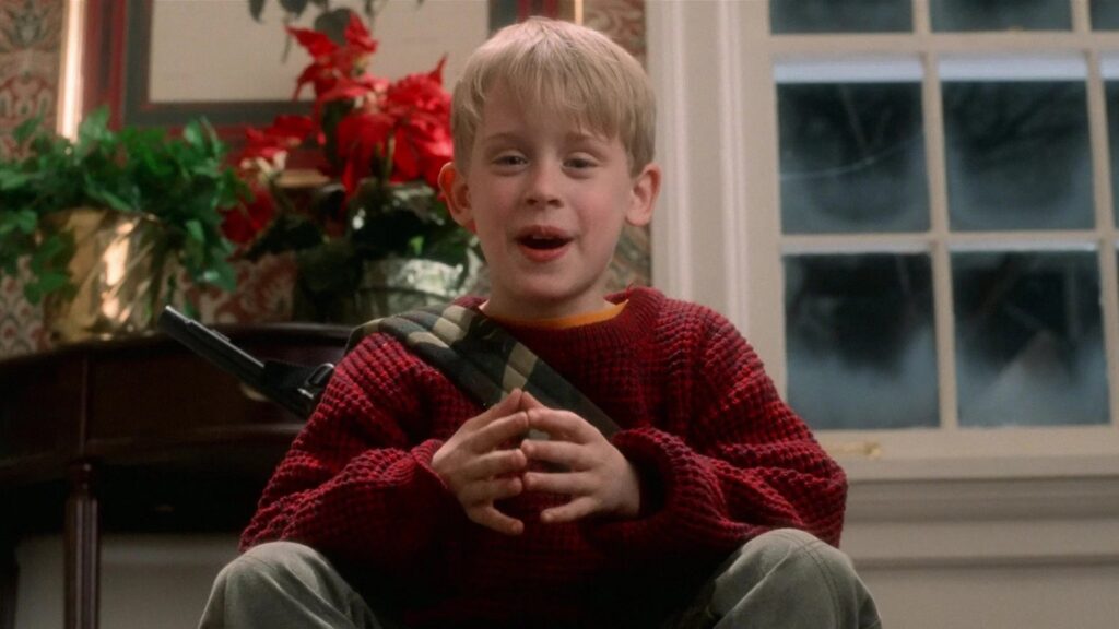 Kevin McCallister genießt die ungewohnte Freiheit, allein zu Hause zu sein. | Die 5 besten Filme mit Horror-Potential