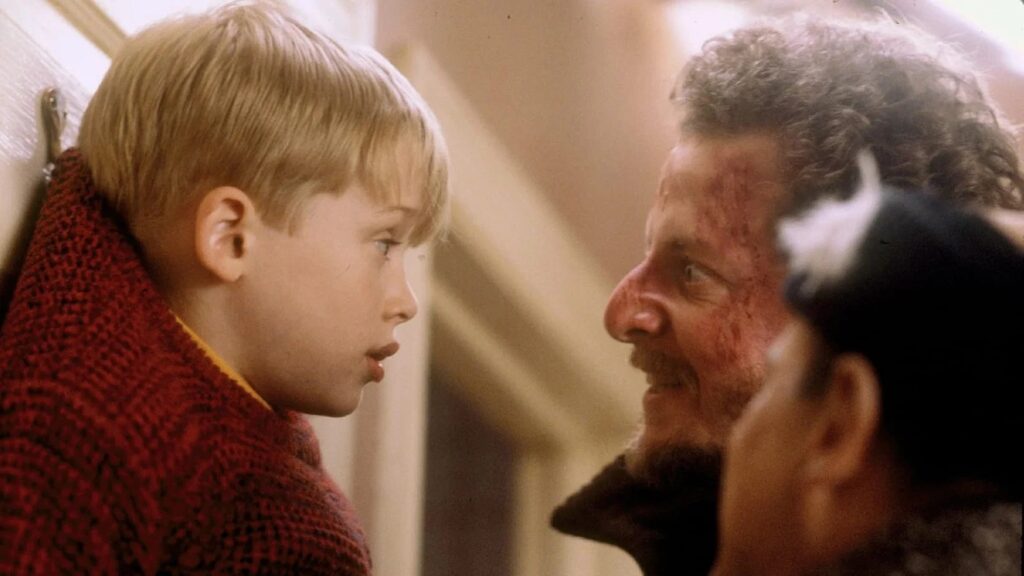 Kevin McCallister begegnet den beiden Einbrechern Harry und Marv in „Kevin – Allein zu Haus“. | Die 5 besten Filme mit Horror-Potential