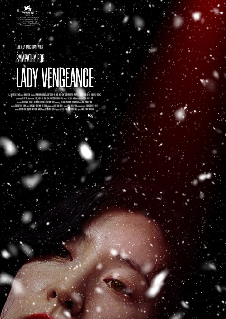 Poster zum Film „Sympathy for Lady Vengeance“: Nahaufnahme eines blassen Gesichts mit dunklem Haar, von fallenden Schneeflocken überlagert; der Hintergrund ist schwarz mit rotem Verlauf, oben steht der Hinweis auf die 62. Filmfestspiele von Venedig, darunter Regieangabe und Filmtitel sowie weitere Credits.
