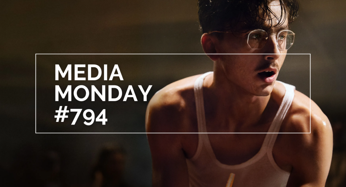 Das Bild zeigt Timothée Chalamet als Marty Mauser in "Marty Supreme" auf der rechten Seite. Links steht in weißen Lettern in einem weißen Rahmen MEDIA MONDAY #794