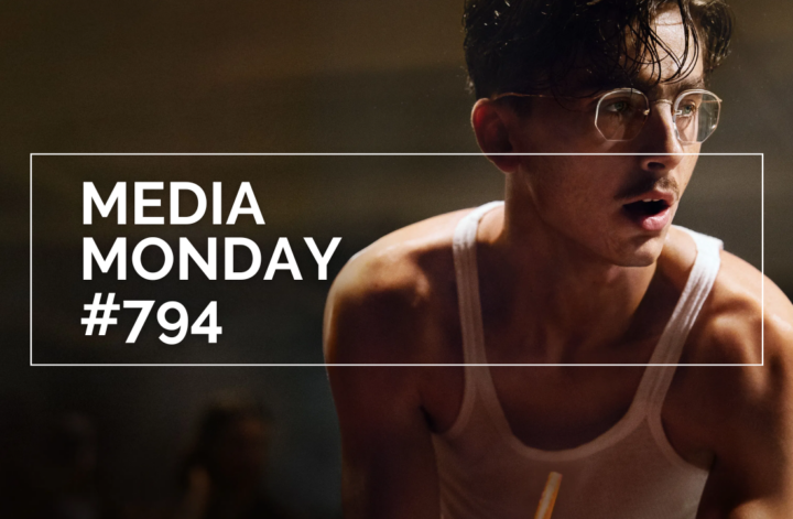 Das Bild zeigt Timothée Chalamet als Marty Mauser in "Marty Supreme" auf der rechten Seite. Links steht in weißen Lettern in einem weißen Rahmen MEDIA MONDAY #794