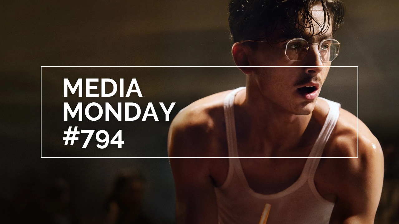 Das Bild zeigt Timothée Chalamet als Marty Mauser in "Marty Supreme" auf der rechten Seite. Links steht in weißen Lettern in einem weißen Rahmen MEDIA MONDAY #794