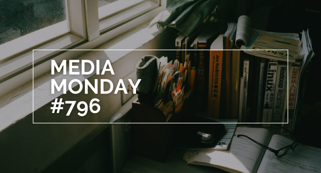 Grafik mit der Aufschrift „MEDIA MONDAY #796“ in großer weißer Schrift vor einem stimmungsvoll beleuchteten Arbeitsplatz am Fenster. Zu sehen sind Bücher, Stifte, Notizen und eine geöffnete Zeitschrift auf einem Schreibtisch. Warmes Sonnenlicht fällt durch das Fenster und sorgt für eine ruhige, kreative Atmosphäre.