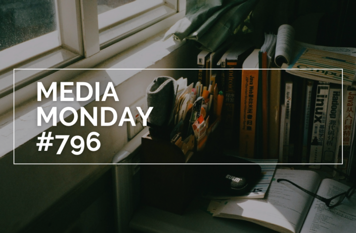 Grafik mit der Aufschrift „MEDIA MONDAY #796“ in großer weißer Schrift vor einem stimmungsvoll beleuchteten Arbeitsplatz am Fenster. Zu sehen sind Bücher, Stifte, Notizen und eine geöffnete Zeitschrift auf einem Schreibtisch. Warmes Sonnenlicht fällt durch das Fenster und sorgt für eine ruhige, kreative Atmosphäre.