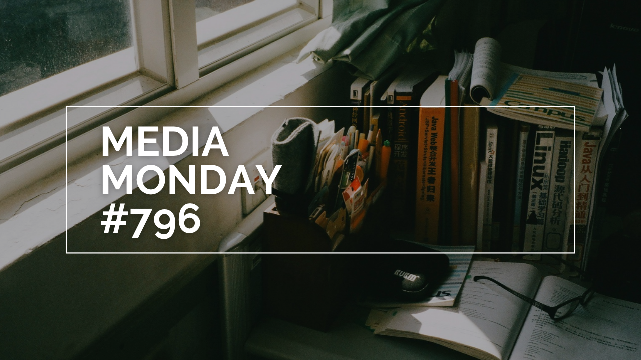 Grafik mit der Aufschrift „MEDIA MONDAY #796“ in großer weißer Schrift vor einem stimmungsvoll beleuchteten Arbeitsplatz am Fenster. Zu sehen sind Bücher, Stifte, Notizen und eine geöffnete Zeitschrift auf einem Schreibtisch. Warmes Sonnenlicht fällt durch das Fenster und sorgt für eine ruhige, kreative Atmosphäre.