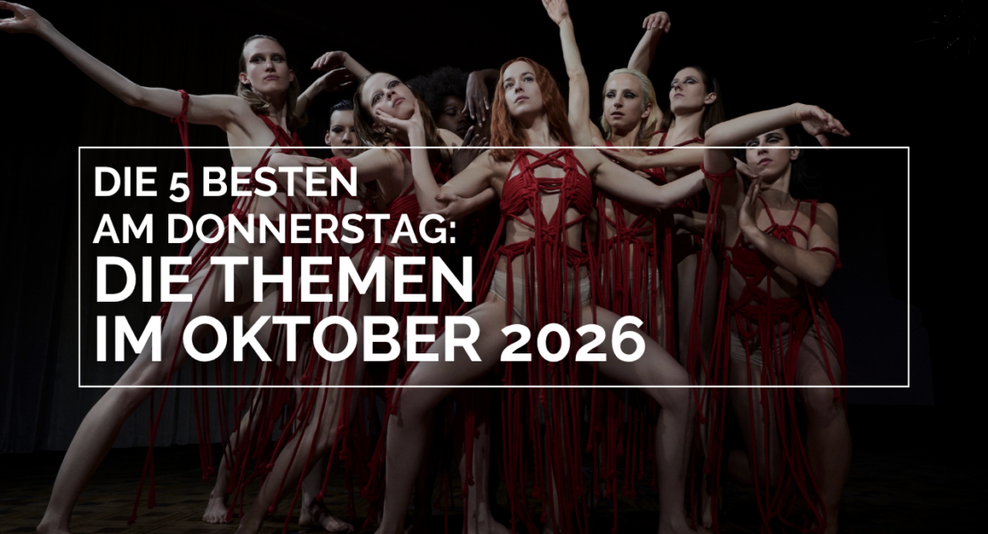 Das Bild zeigt das Ensemble aus dem Film "Suspiria", dem Remake aus dem Jahr 2018. In einem weißen Rahmen, mit weißen Lettern steht "Die 5 BESTEN am DONNERSTAG: DIE THEMEN IM OKTOBER 2026"