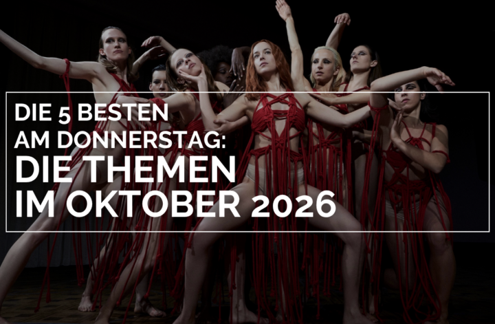 Das Bild zeigt das Ensemble aus dem Film "Suspiria", dem Remake aus dem Jahr 2018. In einem weißen Rahmen, mit weißen Lettern steht "Die 5 BESTEN am DONNERSTAG: DIE THEMEN IM OKTOBER 2026"