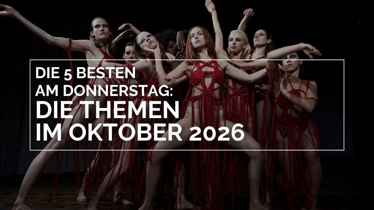 Das Bild zeigt das Ensemble aus dem Film "Suspiria", dem Remake aus dem Jahr 2018. In einem weißen Rahmen, mit weißen Lettern steht "Die 5 BESTEN am DONNERSTAG: DIE THEMEN IM OKTOBER 2026"