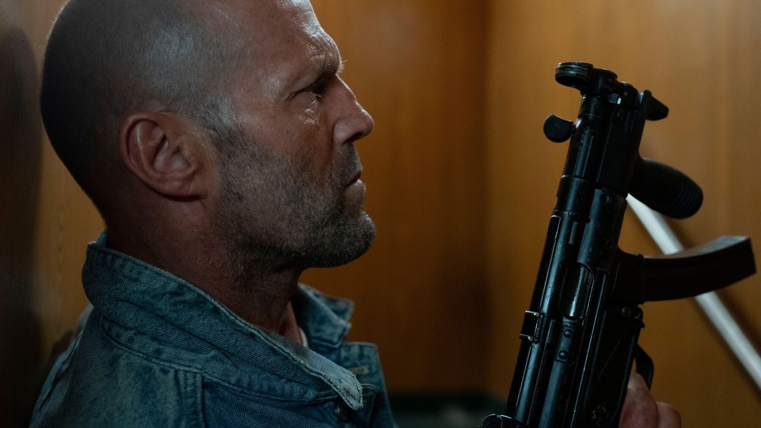 Das Bild zeigt Jason Stathman mit einem Maschinengewehr in einer Szene des Films Mutiny.