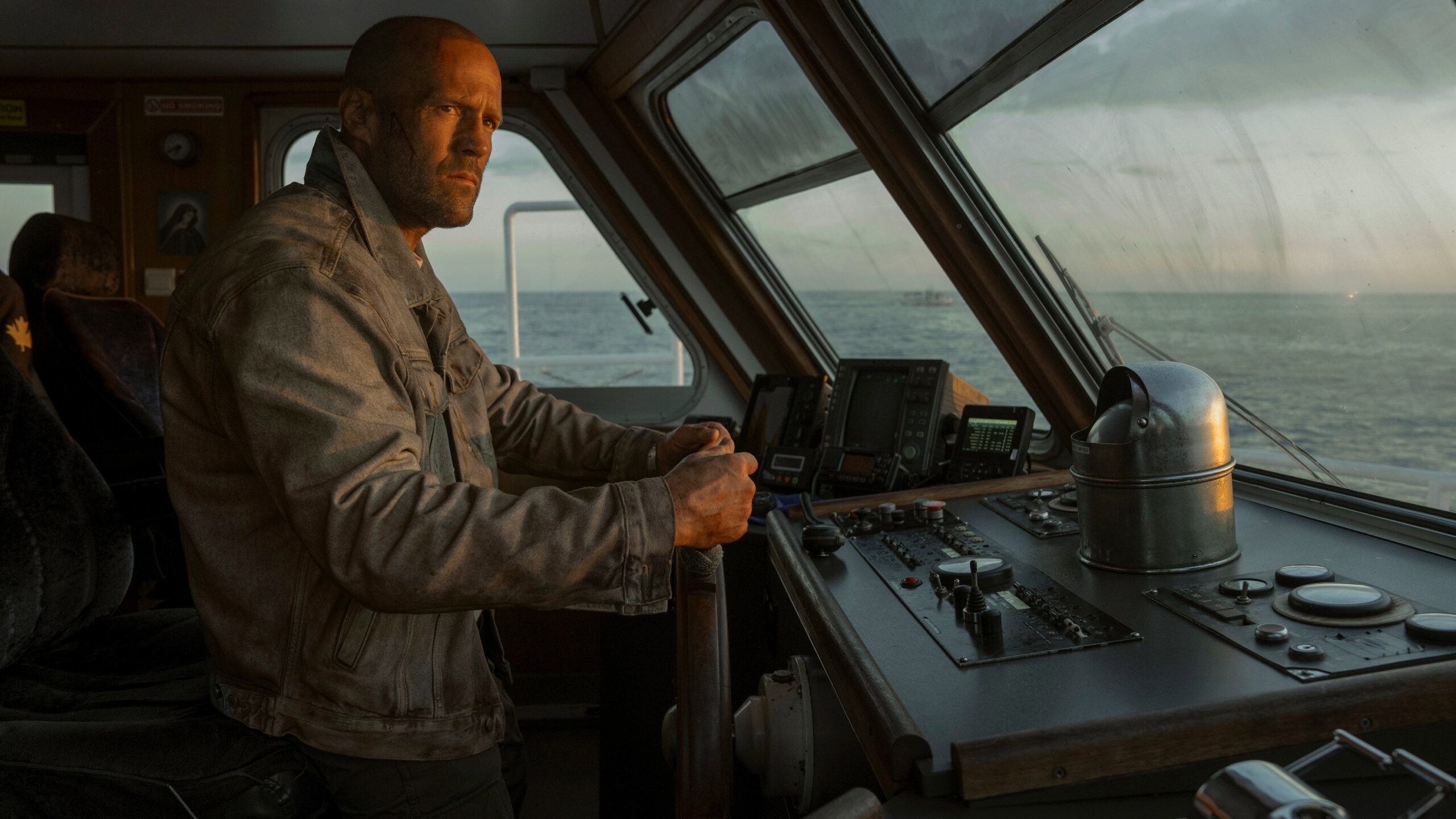Das Bild zeigt Jason Statham auf einem Boot in einer Szene des Films Mutiny.