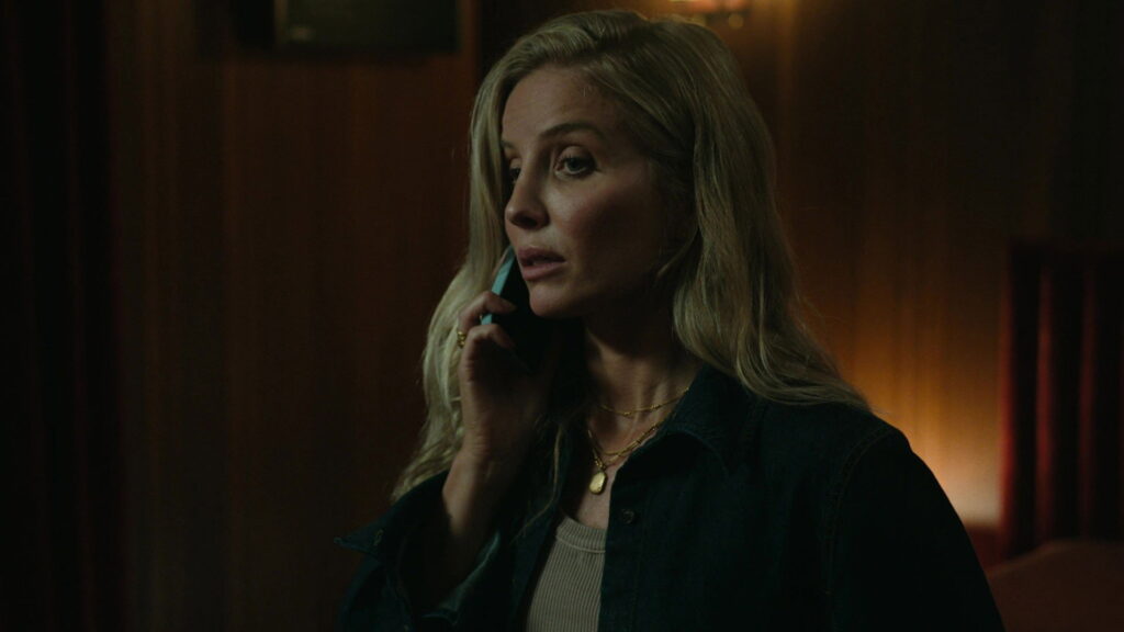 Das Bild zeigt Annabelle Wallis beim Telefonieren in einer Szene des Films Mutiny.