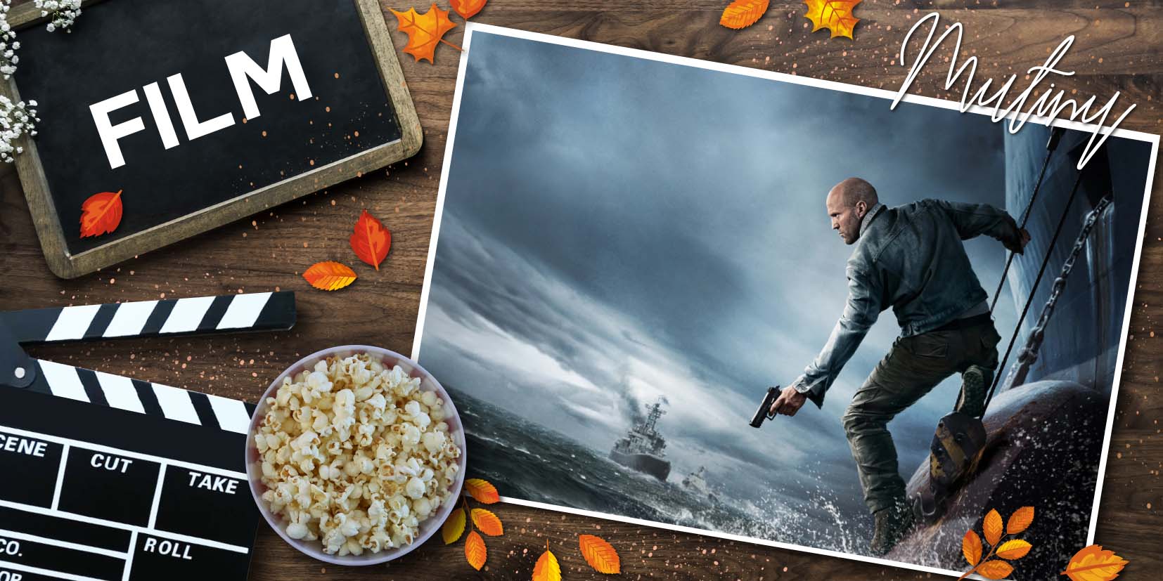 Gestaltete Grafik zur Filmkritik von Mutiny auf einem rustikalen Holzhintergrund mit verstreuten Herbstblättern. Links befinden sich eine Filmklappe, eine Tafel mit der Aufschrift „FILM“ und eine Schüssel Popcorn. Rechts ist ein eingearbeitetes Filmposter zu sehen, das Jason Statham auf einem Schiff in stürmischer See zeigt. Jason Statham hält eine Pistole in der Hand, während im Hintergrund weitere Schiffe auf dem rauen Ozean erkennbar sind. Oben rechts steht der Filmtitel Mutiny in geschwungener Schrift. Die Grafik kombiniert Kinoelemente mit herbstlicher Dekoration.
