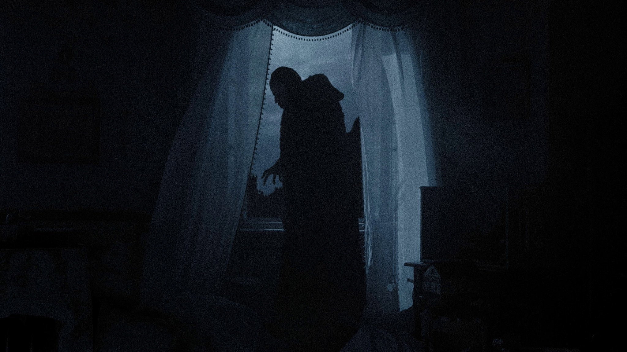 Auf dem Bild ist die Shilouette von Graf Orlok im Mondlicht zu sehen wie er am Fenster steht — Nosferatu – Der Untote | 2024 © Universal Pictures Germany | Die 5 besten Remakes