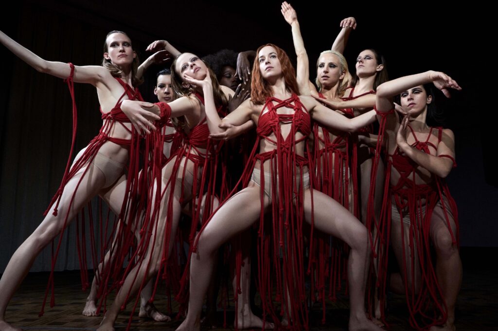 Das Bild zeigt das Ensemble aus dem Film "Suspiria", dem Remake aus dem Jahr 2018. | Themenübersicht Oktober 2026