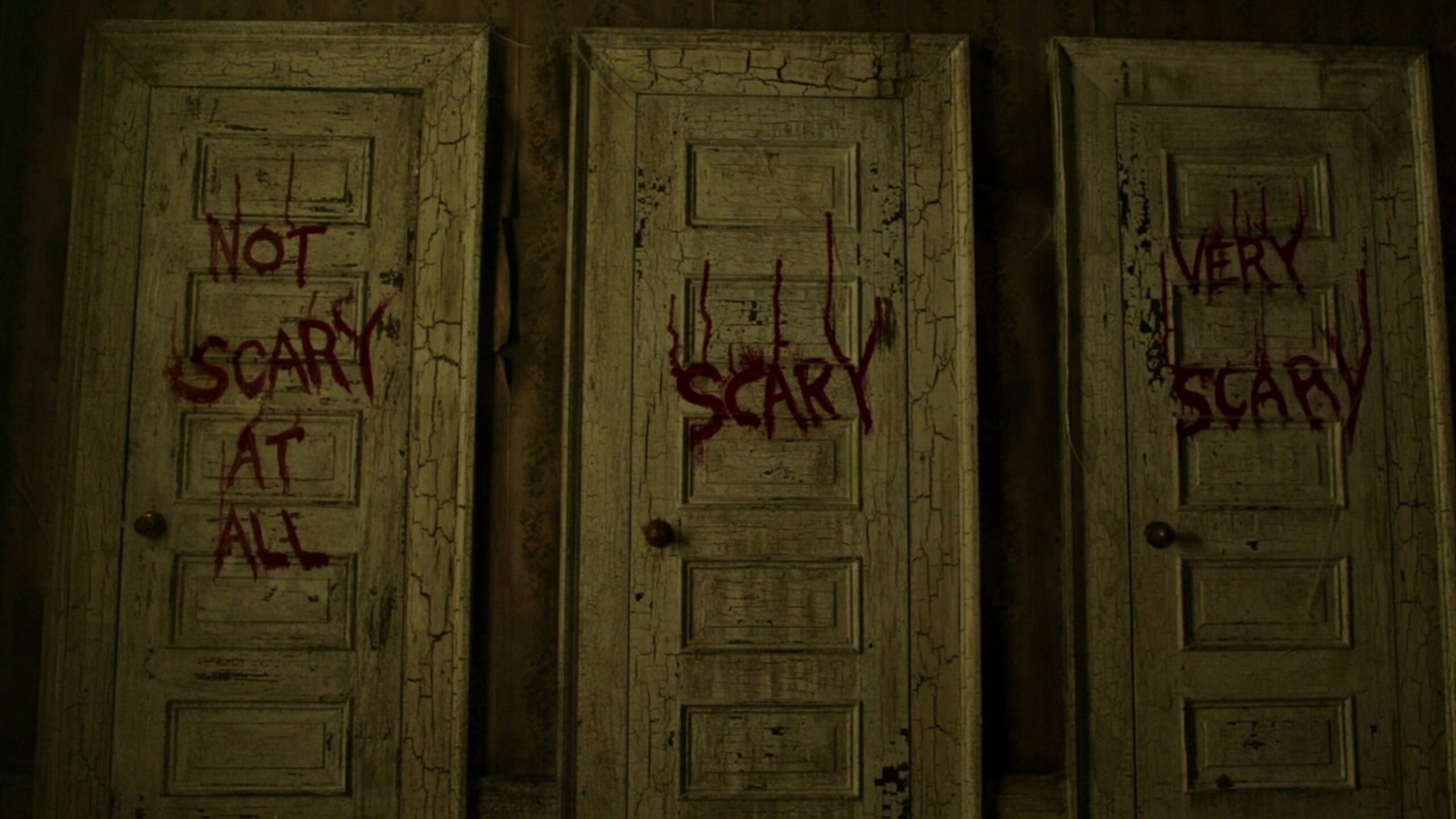 Drei Türen mit einer Aufschrift. Auf der ersten steht "Not Scary At All", auf der zweiten "Scary" und auf der letzten "Very Scary".
