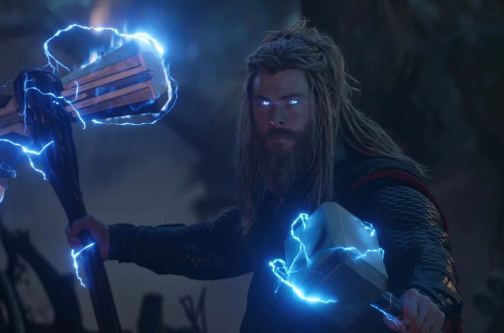 Das Bild zeigt Chris Hemsworth in seiner Rolle des Thor im Film AVENGERS: ENDGAME. Er hat beide seiner Waffen jeweils in einer Hand, die von Blitzen umgeben sind und seine Augen leuchten gefährlich | Themenübersicht November 2026 – Die 5 BESTEN am DONNERSTAG
