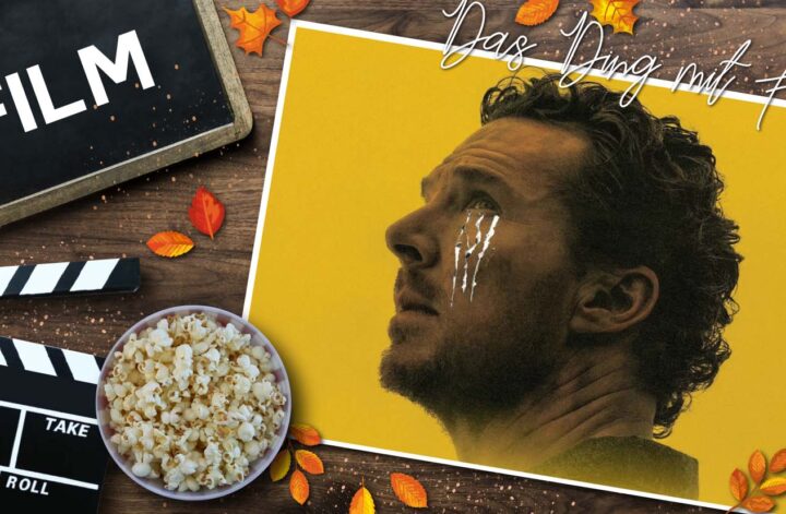 Herbstlich gestaltete Filmgrafik auf einem Holztisch: Links befinden sich eine Filmklappe, eine Schale mit Popcorn und eine Tafel mit der Aufschrift „FILM“. Rechts ist ein Porträt von Benedict Cumberbatch vor gelbem Hintergrund zu sehen. Über dem Bild steht der Schriftzug „Das Ding mit Federn“. Verstreute Herbstblätter und dekorative Lichteffekte rahmen die Komposition ein.