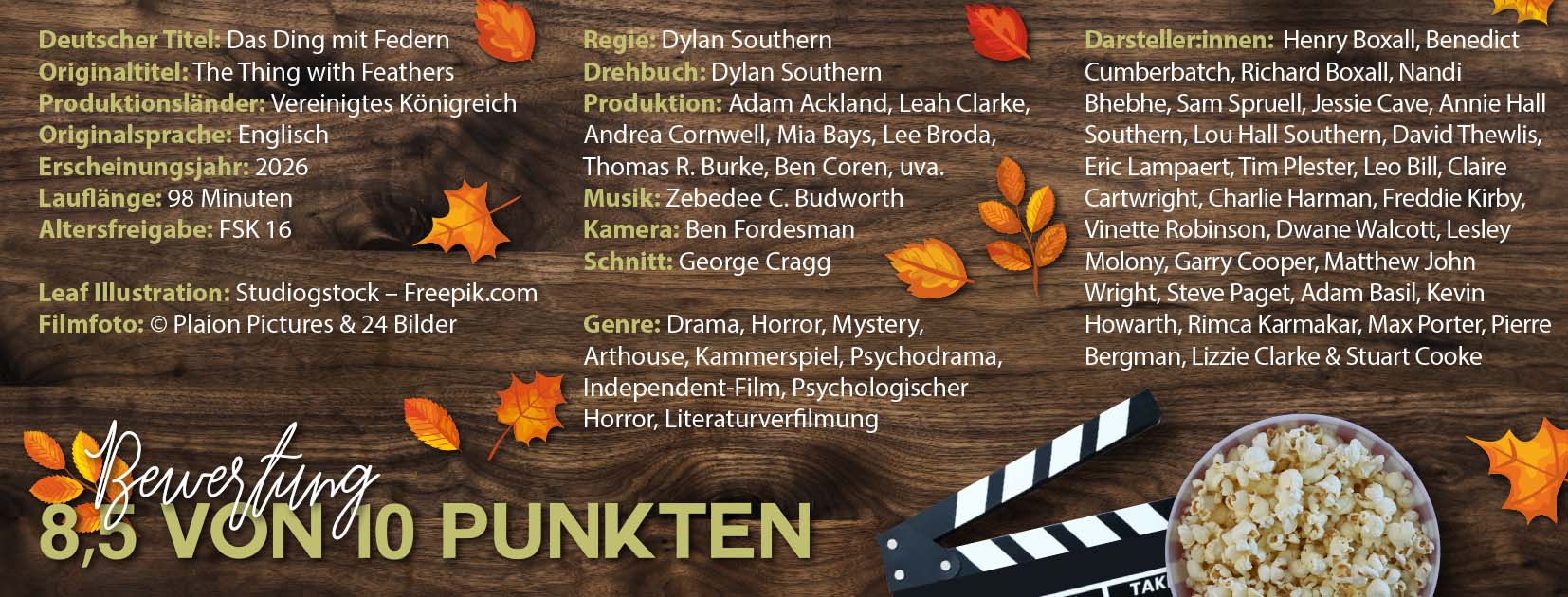 Informationsgrafik zum Film „Das Ding mit Federn“ auf einem Holzhintergrund mit herbstlichen Blättern. Aufgelistet sind Filmdaten wie Originaltitel, Produktionsland, Laufzeit, Altersfreigabe, Regie, Drehbuch, Produktion, Musik, Kamera, Schnitt, Genre sowie die Besetzung. Im unteren Bereich befinden sich eine Filmklappe, eine Schale mit Popcorn und die Bewertung „8,5 von 10 Punkten“.