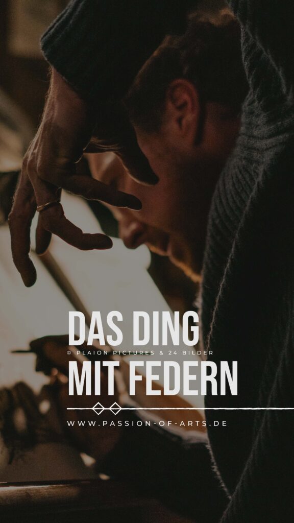 Dunkel gehaltenes Filmbild aus „Das Ding mit Federn“ mit Benedict Cumberbatch, der nach vorn gebeugt an einem Tisch sitzt. Eine Hand liegt nahe am Gesicht, während warmes, gedämpftes Licht die Szene ausleuchtet. Im unteren Bereich befinden sich der Schriftzug „Das Ding mit Federn“ sowie die Webadresse von Passion of Arts. Die Aufnahme erzeugt eine intime und atmosphärische Bildwirkung.