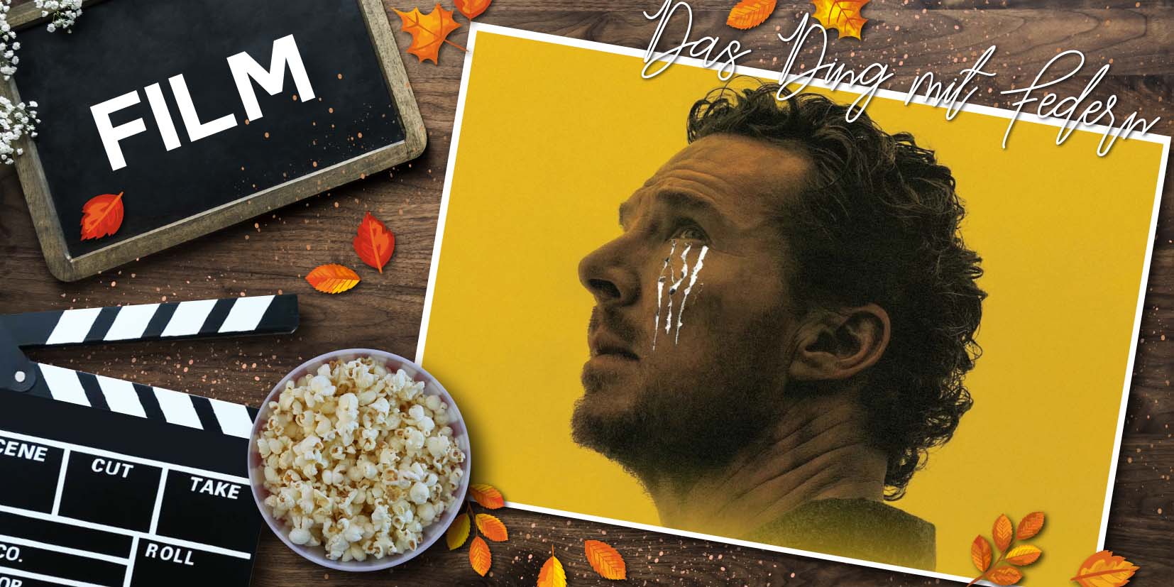 Herbstlich gestaltete Filmgrafik auf einem Holztisch: Links befinden sich eine Filmklappe, eine Schale mit Popcorn und eine Tafel mit der Aufschrift „FILM“. Rechts ist ein Porträt von Benedict Cumberbatch vor gelbem Hintergrund zu sehen. Über dem Bild steht der Schriftzug „Das Ding mit Federn“. Verstreute Herbstblätter und dekorative Lichteffekte rahmen die Komposition ein.
