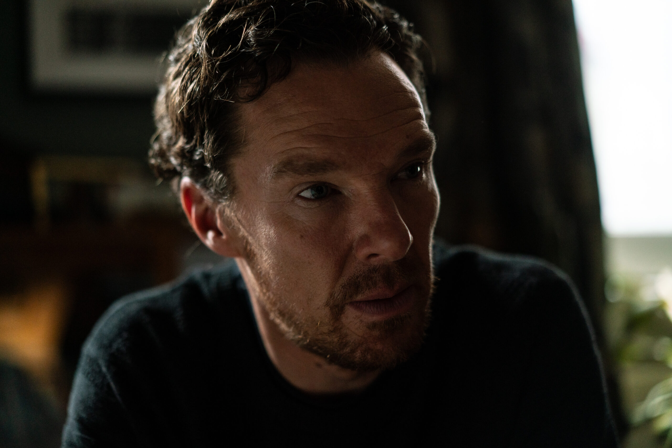 Das Bild zeigt Benedict Cumberbatch mit emotionalen, nachdenklichen Blick. Die Kamera scheint seine Gedanken beinahe einzufassen