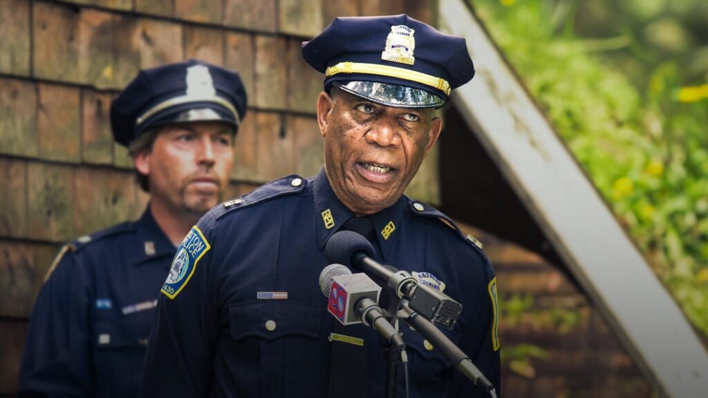 Polizeichef Jack Doyle (Morgan Freeman) spricht bei einer Pressekonferenz in „Gone Baby Gone“.