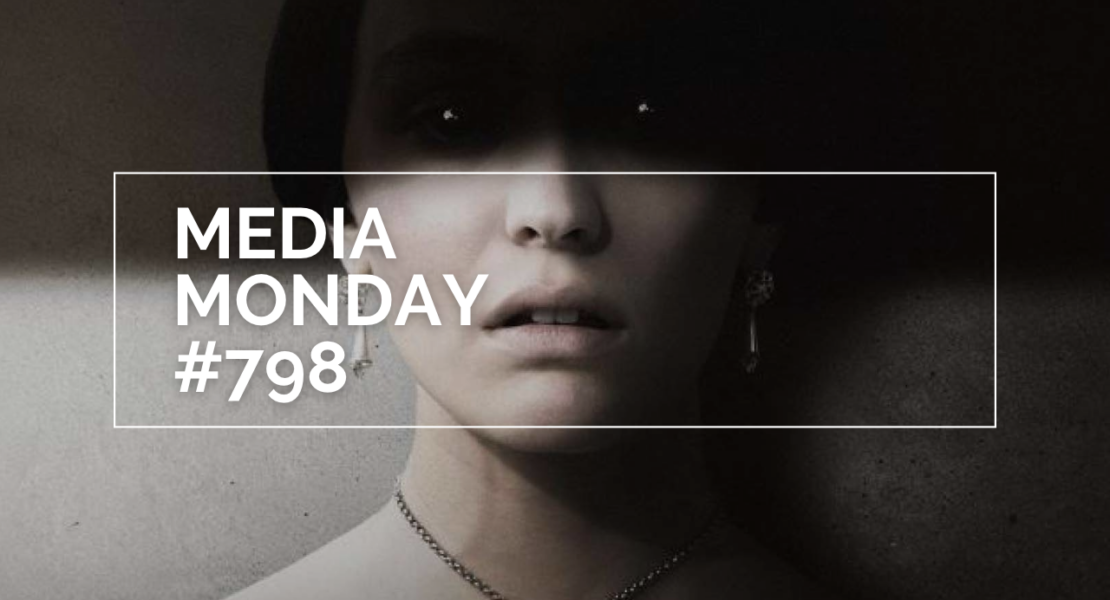 Das Bild zeigt Lily-Rose Depp in Nosferatu - Der Untote. Sie steht vor einer Wand ihre Augen sind im Dunkeln, nur ihre Pupillen leuchten wie glühend weiße Punkte. Ihre Mundpartie ist mit einem weißen Rahmen eingerahmt in dem in der linken Hälfte MEDIA MONDAY #798 steht