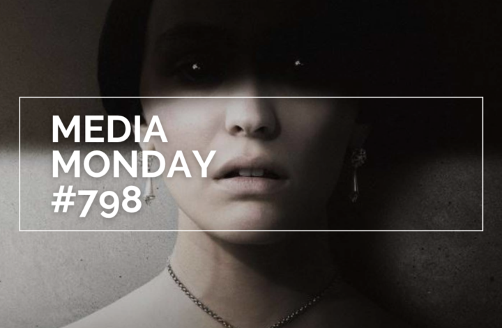 Das Bild zeigt Lily-Rose Depp in Nosferatu - Der Untote. Sie steht vor einer Wand ihre Augen sind im Dunkeln, nur ihre Pupillen leuchten wie glühend weiße Punkte. Ihre Mundpartie ist mit einem weißen Rahmen eingerahmt in dem in der linken Hälfte MEDIA MONDAY #798 steht