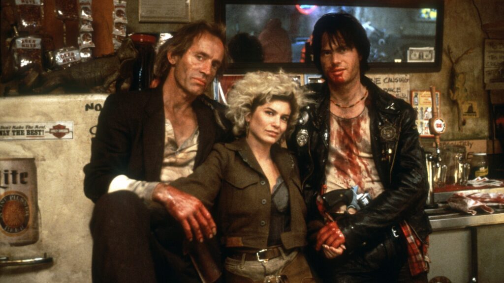 Jesse, Diamondback und Severen stehen blutverschmiert in einer Bar im Vampir-Western „Near Dark“.